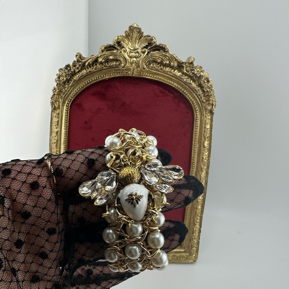 Vintage Luxury Honeybee Gold White Pearl Linked Bracelet - Picture 5 of 14